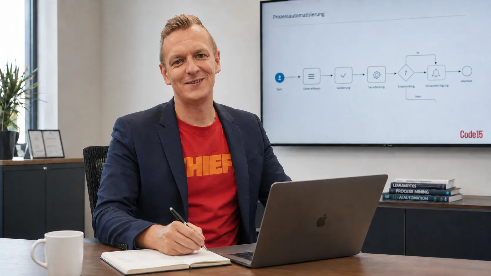 Nico Meyer, Geschäftsführer der Code15 GmbH, am Schreibtisch